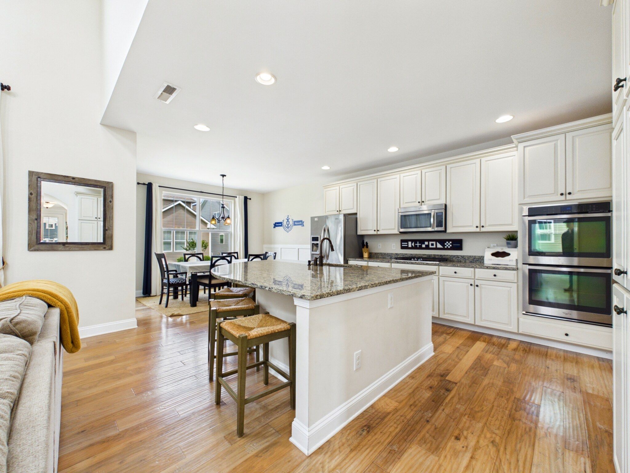 Gallery image slideShow24
