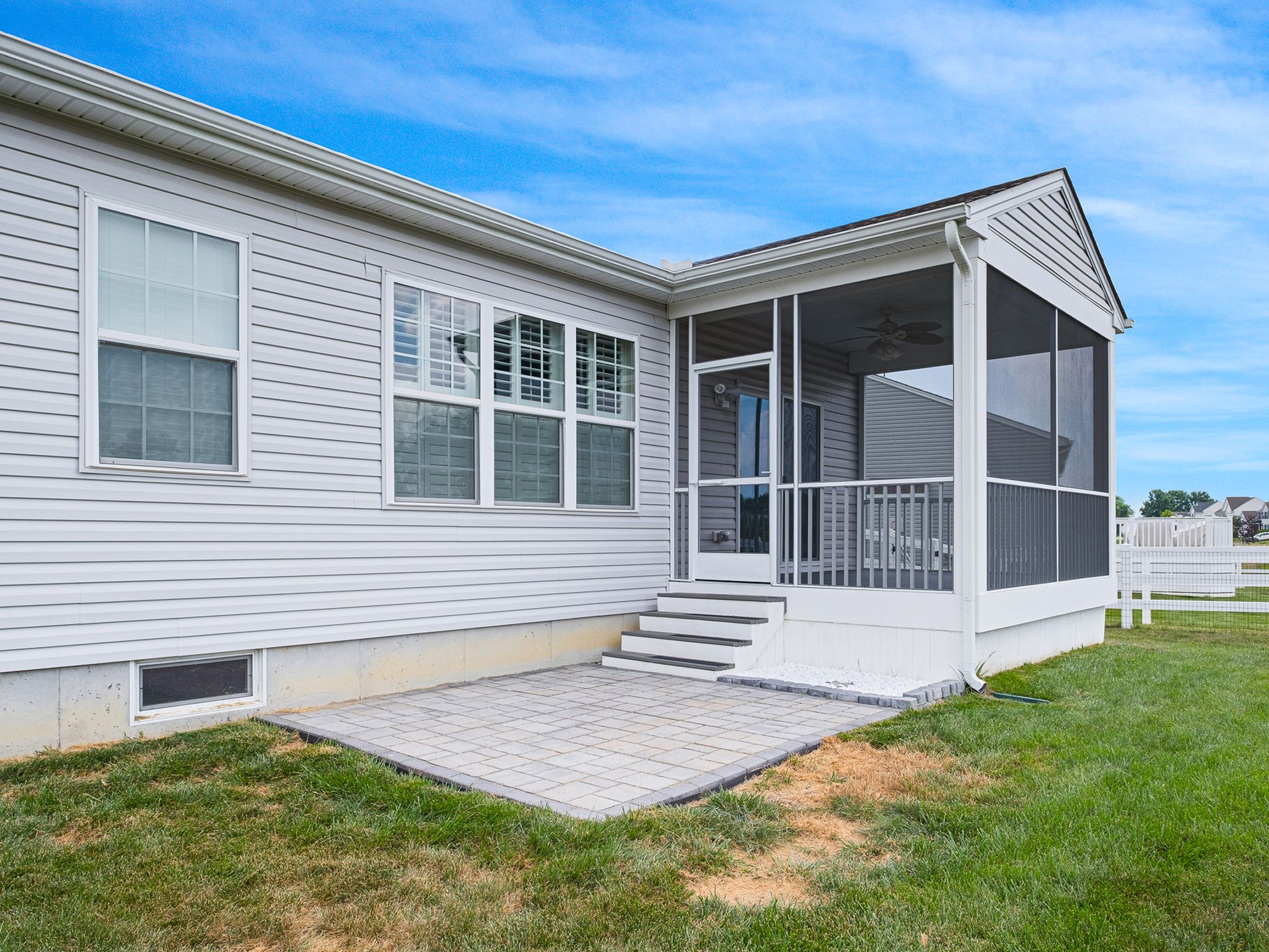 Gallery image slideShow24